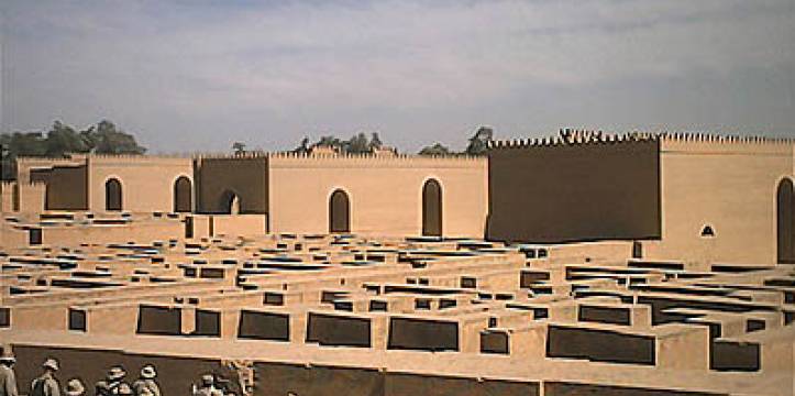 Amerikaanse militairen voor het herbouwde Babylon, dat in opdracht van Saddam Hussein is gecreëerd in de jaren '80. Amerikaanse soldaten voor het herbouwde Babylon.