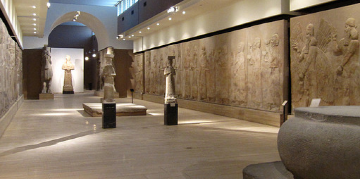 De Assyrische zaal in het Nationaal Museum van Irak. Beeld - Baghdadi via Wikipedia Duitsland heeft 45 archeologische voorwerpen teruggegeven aan Irak.