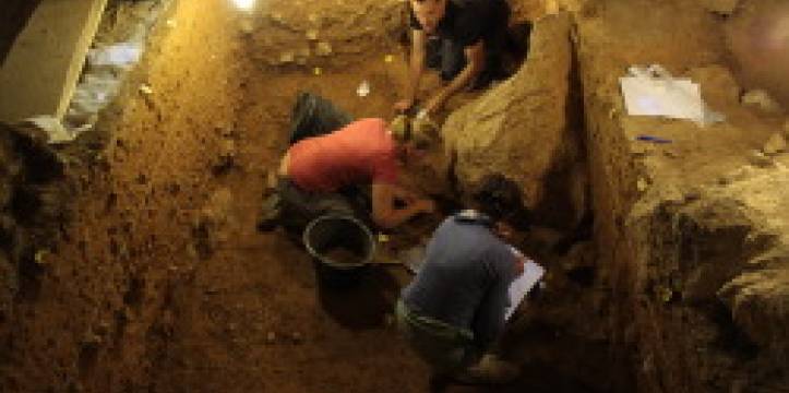 De mensachtige kaak in de grotten van Secivo Gorge roept veel vragen op.