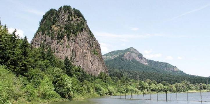 Voorbeeld van een grote monoliet, Beacon Rock te Washington Voorbeeld van een grote monoliet, Beacon Rock te Washington