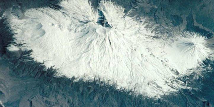 Berg Ararat, foto van NASA Resten houten structuur en aardewerk gevonden op Ararat