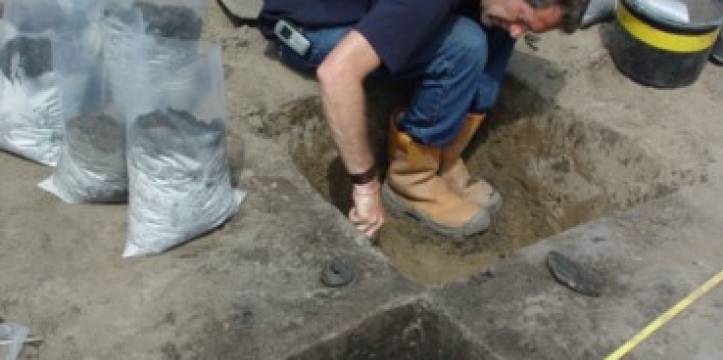Foto BOOR Archeologisch onderzoek aan een van de crematiekuilen