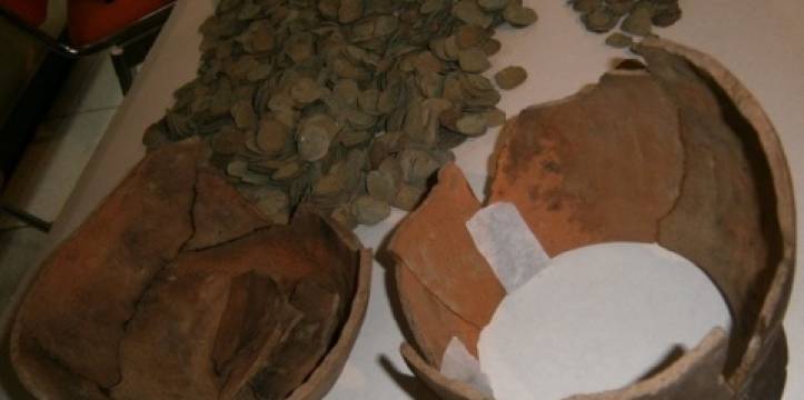 De aangetroffen bronzen schat. foto - frognews De aangetroffen bronzen schat. foto - frognews