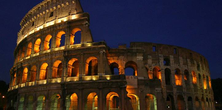 Colosseum bij nacht. Beeld door Aaron Logan via Wikipedia. De hulp van miljardair Diego Della Valle is ingeschakeld voor het Colosseum.