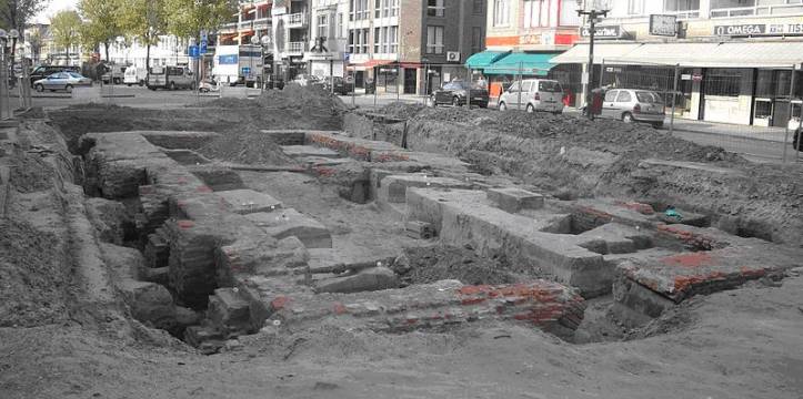 De archeologische opgravingen zijn sinds 2 jaar in volle gang. Onlangs vonden ze een onderdeel va de oude stadsmuur van Deinze, de Brugsepoort.