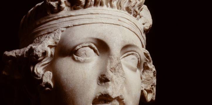 Het marmeren hoofd van Dionysos, de Griekse god van de wijn. Het marmeren hoofd van Dionysos, de Griekse god van de wijn.