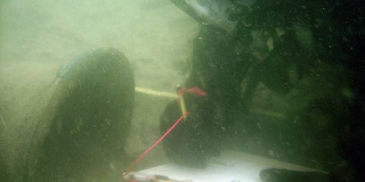 Een maritieme archeoloog documenteert onderdelen van een scheepswrak. Beeld door Brendan Burke via Wikimedia Archeologiecollege op 5 februari - Vondsten uit het water