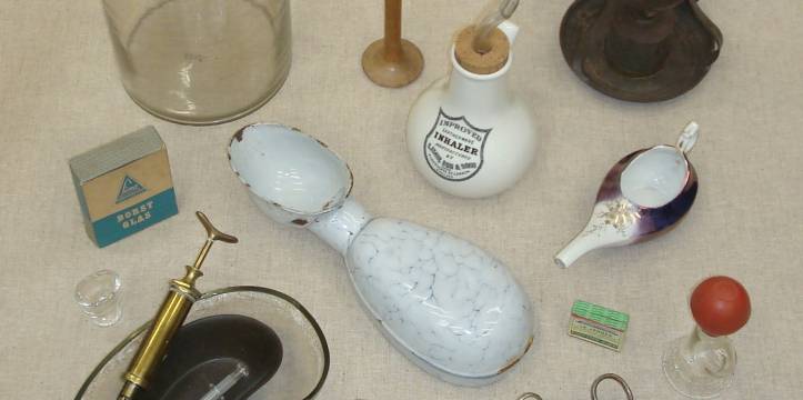 Met archiefstukken zoals een authentiek ziekenfondsbrilletje geeft de expositie ‘Een eeuw kruiswerk in de Duin- en Bollenstreek’ van Erfgoed Leiden en Omstreken een boeiend beeld van regionale gezondheidszorg en -voorlichting tussen 1903 en 2000. (foto Jan Lagas) Archiefstukken zoals een authentiek ziekenfondsbrilletje.