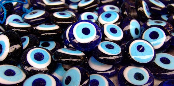 Voorbeeld van kralen die mensen tegenwoordig gebruiken voor de bescherming tegen het boze oog. Kralen die mensen tegenwoordig gebruiken als bescherming tegen het boze oog.