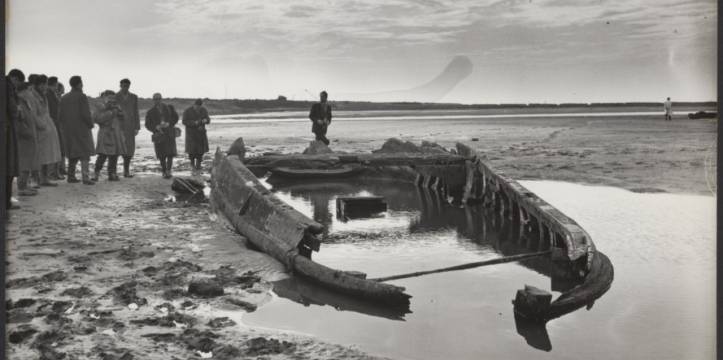 Opgraving van oud scheepswrak. Beeld via Nationaal Archief. Opgraving van oud scheepswrak. Beeld via Nationaal Archief.