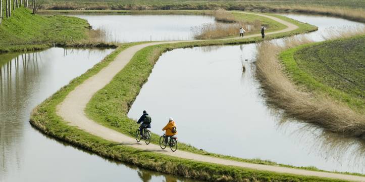 Fietsen over de vestingwerken van Sluis in West Zeeuws-Vlaanderen (foto Misjel Decleer, Vildaphoto). Sluis in West Zeeuws-Vlaanderen (foto Misjel Decleer, Vildaphoto)