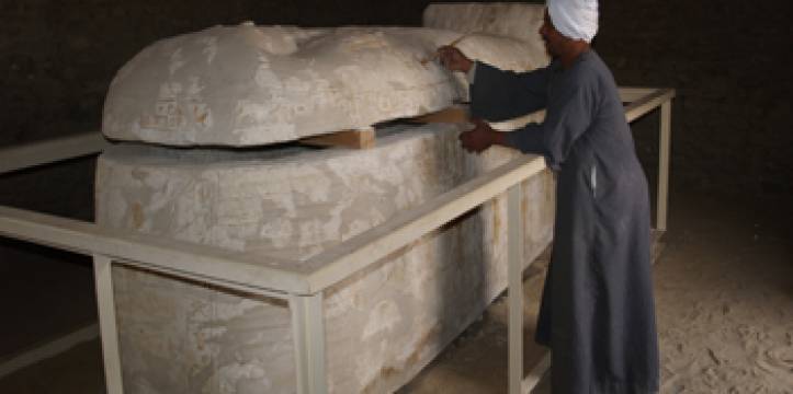 De laatste restauraties aan de sarcofagen worden gedaan. Foto - Rijksmuseum van Oudheden De restauratiewerkzaamheden in Sakkara verlopen voorspoedig.