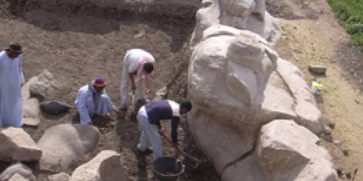 Opgraving beeld farao Amenhotep III foto: Abdel Ghaffar Wadgy