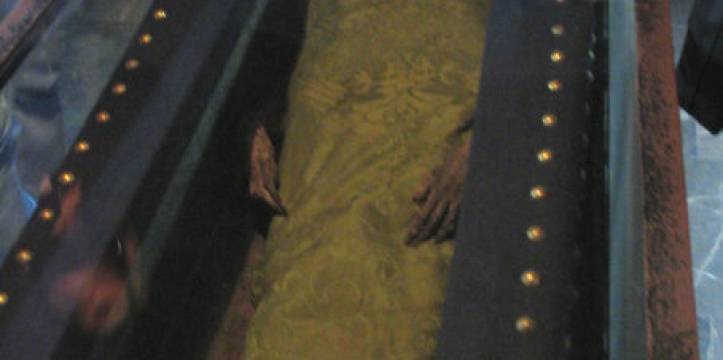 Gebalsemd lichaam Egyptische mummie met gedenkplaten ontdekt