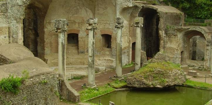 De ruïnes van Villa Adriana in zijn huidige staat. Beeld - Entoaggie09 De gemeente van Rome wil een vuilnisbelt naast de Villa Adriana plaatsen.