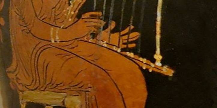 Griekse vrouw met een harp, 4e eeuw v. Chr. Oud snaarinstrument gevonden op Schots eiland