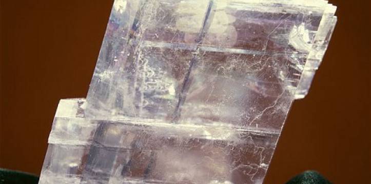 IJsland spaat is een doorzichtig kristal van calciumcarbonaat. Beeld: ALAMY Het kristal heeft bijzondere lichtpolarisatie kenmerken.