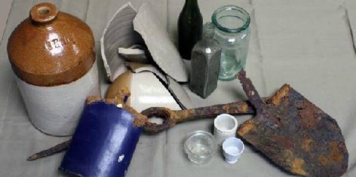 De voorwerpen die naast de skeletten werden opgegraven. Beeld: Knack.be De voorwerpen lagen in verschillende geallieerde loopgraven.