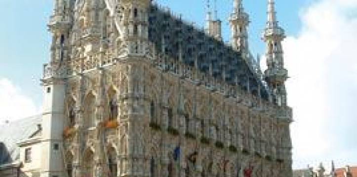 Het stadhuis van Leuven, een 15e-eeuwse pronkstuk van Brabantse hooggotiek. Het stadhuis van Leuven, een 15e-eeuwse pronkstuk van Brabantse hooggotiek.