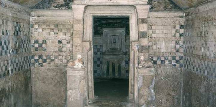 De ruïnes van Alexandrië. Beeld door Conens & van Wiechen. De ruïnes van Alexandrië. Beeld door Conens & van Wiechen.
