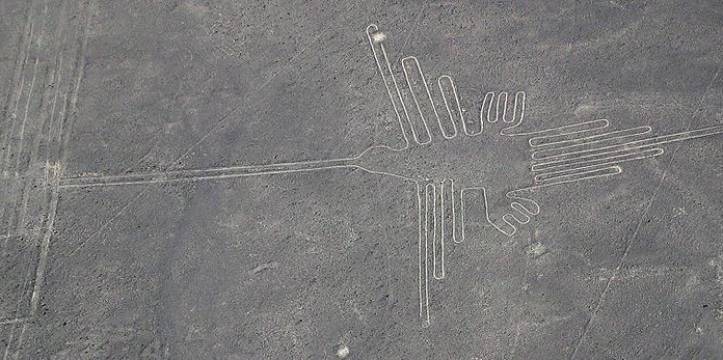 Nasca tekening van een colibri. Foto gemaakt door BjarteSorensen Nasca tekening van een colibri. Foto gemaakt door BjarteSorensen