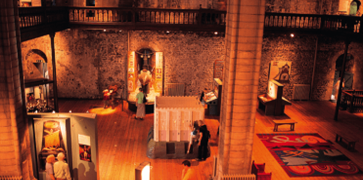 Norwich Castle Museum, Interieur van de ‘Keep’, de ruimte waar voorraden, vee en wapens waren opgeslagen om belegeringen het hoofd te bieden Norwich Castle Museum, Interieur van de ‘Keep’, de ruimte waar voorraden, vee en