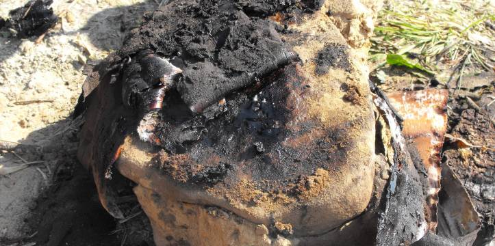 De opbrengst van het smoren van berkenbast op een steen onder zand. Lees de derde column in de Experimentele Archeologie blog.
