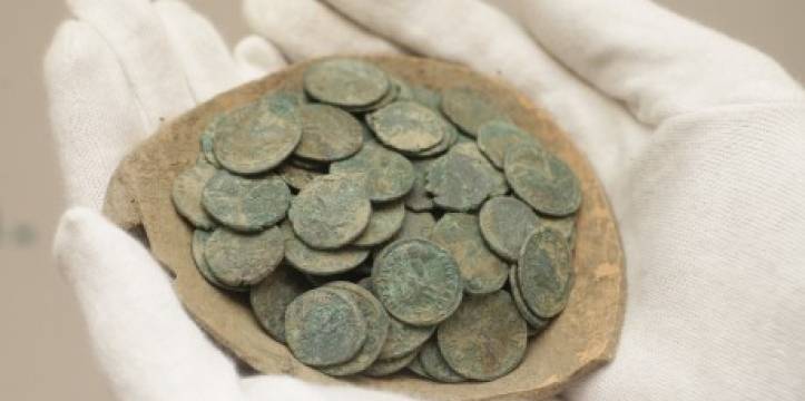 Een aantal van de gevonden Romeinse munten. Beeld: Financial News. De waarde van de munten is tot nu toe nog onbekend.