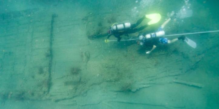 Twee archeologen tijdens een duik naar het scheepswrak nabij Panama-Stad. Er zijn weer vondsten gedaan bij het scheepswrak van Henry Morgans vloot.