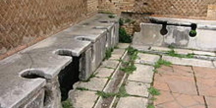 Een openbaar Romeins toilet met een stenen zitting, door Fubar Obfusco