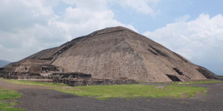 De Piramide van de Zon in Teotihuacán. Beeld via Wikimedia Commons. Archeologen hebben een sculptuur van de Azteekse vuurgod gevonden.