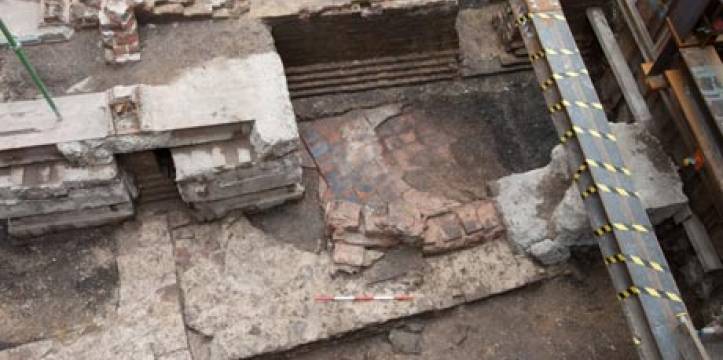 De overblijfselen van de Romeinse badhuizen nabij Londen. Beeld: Network Rail In de badhuizen werd een koud dompelbad en een hypocaustum gevonden.