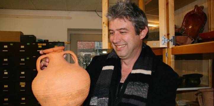 René de Kam met zijn eerste topvondst. René de Kam met zijn eerste topvondst: een gave Romeinse aardewerk kruik