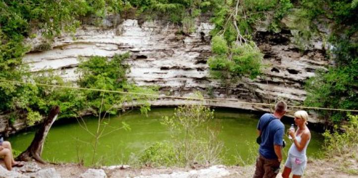 De Heilige Cenote in Chichén Itzá, Yucatán. Beeld door Joseph Barillari via Wikipedia In een cenote in Mexico zijn Maya voorwerpen en muurschilderingen gevonden.