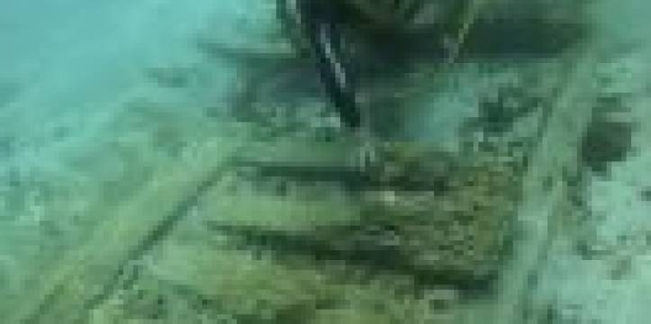 Onderdeel van de 24 meter lange romp. Beeld: Reuters Archeologen hebben twee schepen van de Britse Sir Francis Drake gevonden.