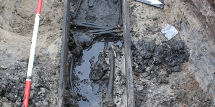 Het skelet van de jonge soldaat in de kist. Beeld - Archeologisch Diensten Centrum Amersfoort In Coevorden is het geraamte van een jonge soldaat gevonden.