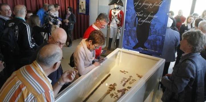 De restanten van de soldaat, met op de achtergrond een reconstructie. Beeld: Noordhollands Dagblad Het regiment Coldstream Guards wil de restanten van de soldaat terughebben.