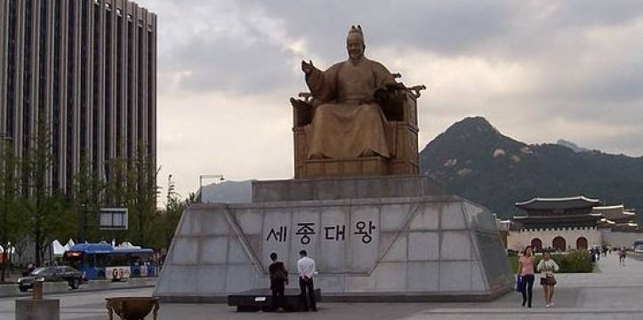 Standbeeld van koning Sejong in Seoul. Beeld door 螺钉 via Wikimedia. Een onderzoeksteam heeft het hoofddeksel van koning Sejong gevonden.