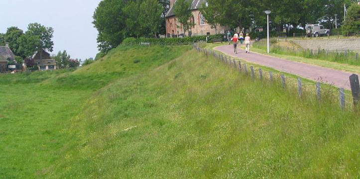 Foto GerardM at nl.wikipedia Terp Hegebeintum (Friesland)