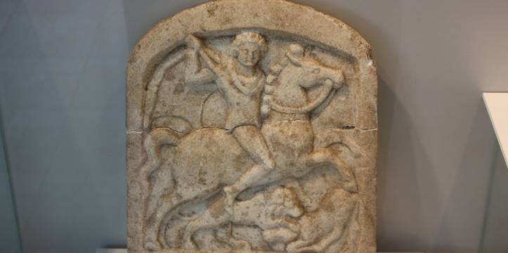 Een soortgelijk reliëf van de Thracische paardman. Beeld - Klearchos Kapoutsis Archeoloog Nikolay Ovcharov ontdekte het reliëf in de stad Perperikon.