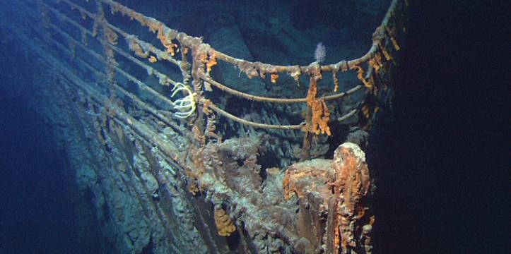 De boeg van de Titanic, 4000 meter onder water. Foto NOAA/IFE/URI De boeg van de Titanic, 4000 meter onder water
