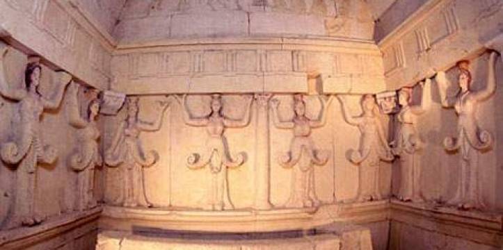 Interieur van het Thracische graf van Sceshtari. In Bulgarije is een unieke Thracische gouden schat gevonden.