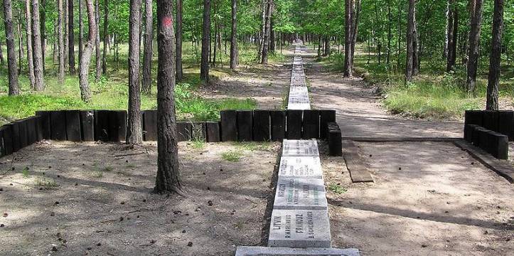 Het begin van de tunnel Harry, waar vroeger het kamp gesitueerd was. De fundamenten van de hut van de gevangenen zijn nog duidelijk zichtbaar.