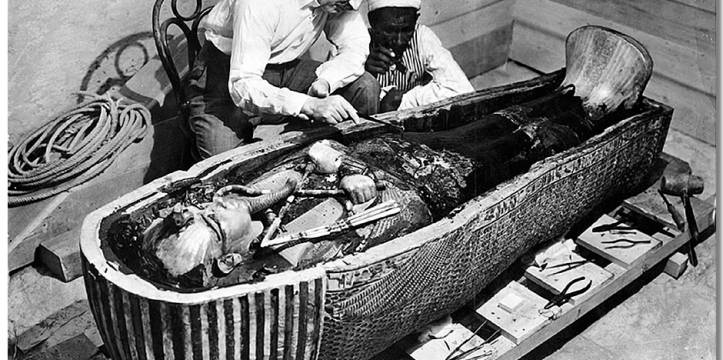 Archeoloog Howard Carter bij de sarcofaag van Toetanchamon Archeoloog Howard Carter bij de sarcofaag van Toetanchamon