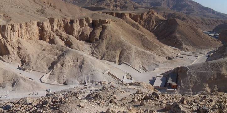 De Vallei der Koningen, uitzicht op tombe KV11. Foto door Nikola Smolenski Egyptologen vinden tombe met gemummificeerde kinderen