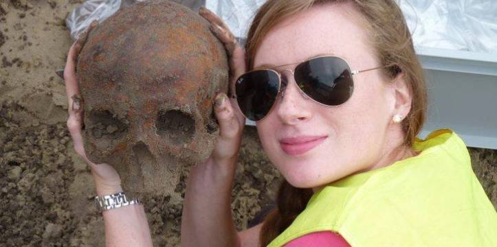 Victoria van der Haas (rechts) met een schedel uit een knekelgraf. Beeld Victoria van der Haas Victoria van der Haas (rechts) met een schedel uit een knekelgraf.