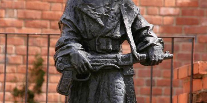 Het Monument voor de Kleine Opstandeling bij de herbouwde muur van de oude stad. Het Monument voor de Kleine Opstandeling bij de herbouwde muur van de oude stad.
