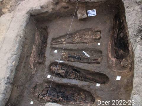 Een viertal mummies, half opgegraven