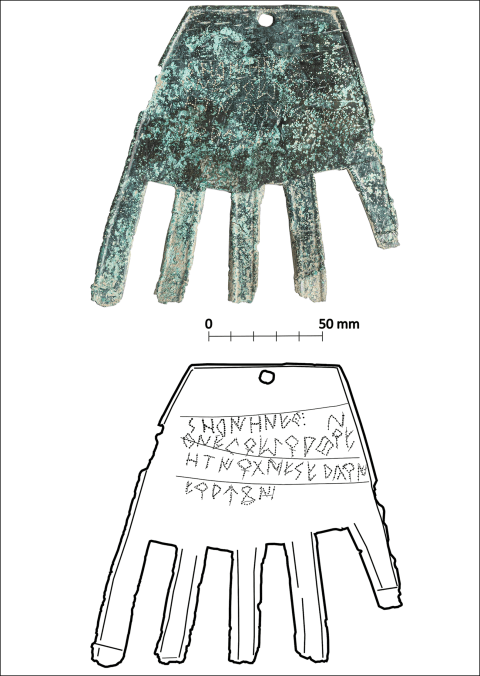 Een schematische weergave van de inscriptie op de bronzen hand. 