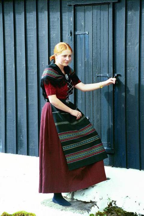 Typische Faeröer klederdracht met vergelijkbaar gedetailleerd borduurwerk. 